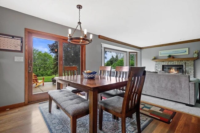 eating area - 2935 Willard Ln