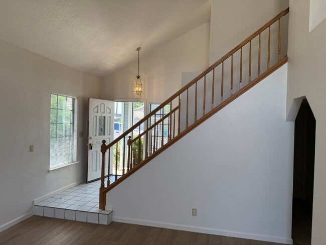 Building Photo - Modern 4 Bedroom 3 Car Garage Dixon *Star ...