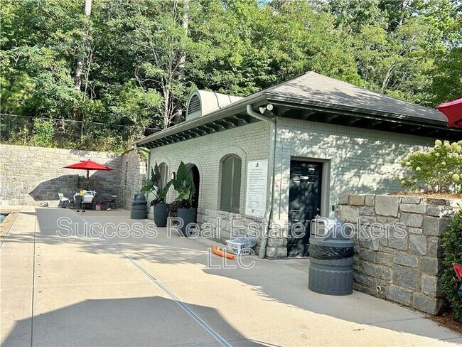 Building Photo - 1231 Ridenour Ln