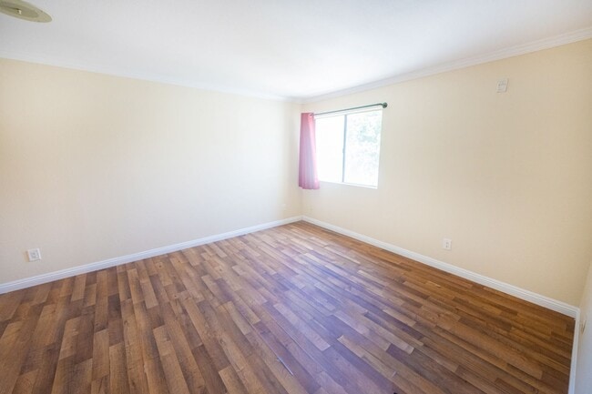Building Photo - 3550 Sunset Ln