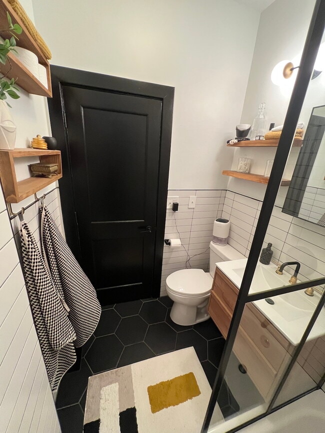 Building Photo - 2944 N Broadway