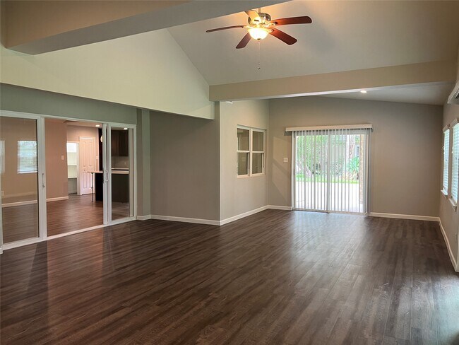 Building Photo - 304 S Shadowbend Dr