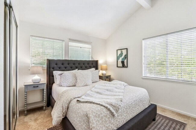 Building Photo - Beautiful Second Floor 3bd Condo w/Detached Garage & Pool