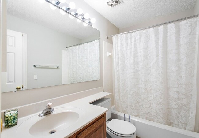 Building Photo - Darling 2 Bedroom Home in Brandermill