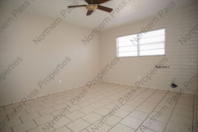 Building Photo - 2 Bedroom Duplex with Yard!