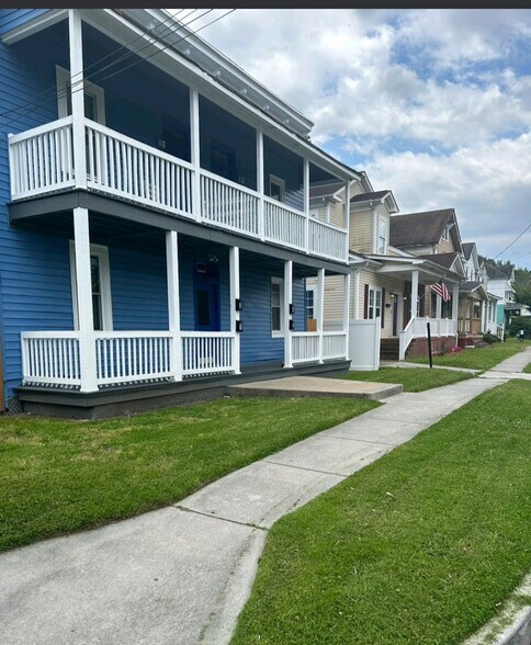 Front yard - 1542 Dungee St