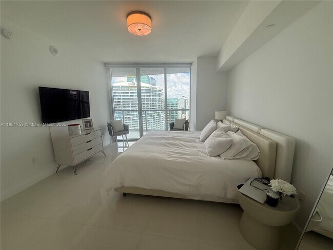 Building Photo - 475 Brickell Ave