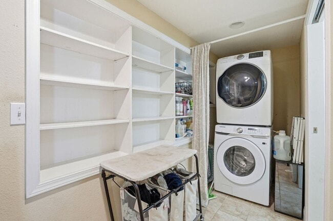 Building Photo - Beautiful Spacious 3-bedroom 2-Bath in Oakland!