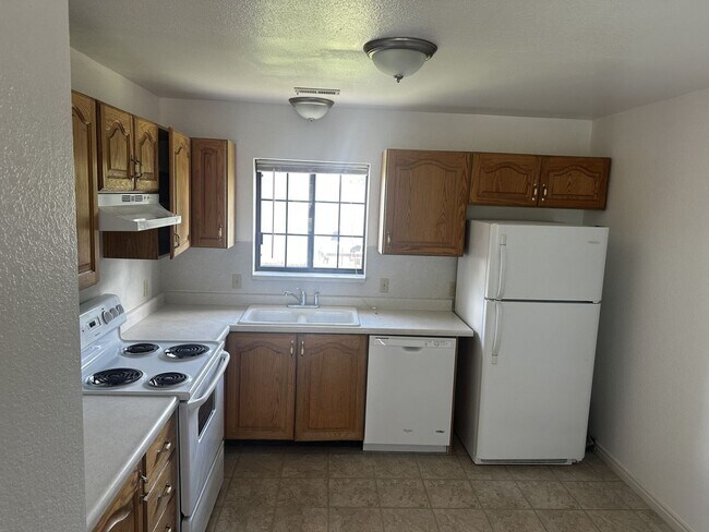 Building Photo - 2 bedroom, 1 bath apartment available in North Orem