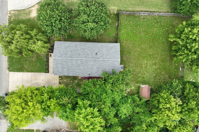 Building Photo - Springfield Gem! 3BR/2BA with Big Yard, St...