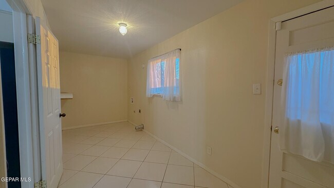 Building Photo - 6916 Polvadera Dr