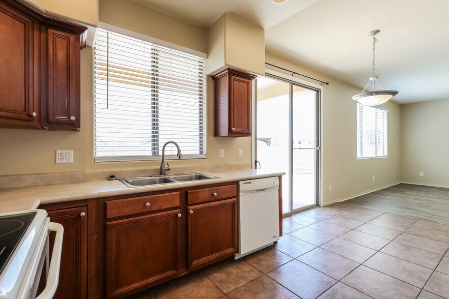 Building Photo - 5562 S Lemon Tree Dr