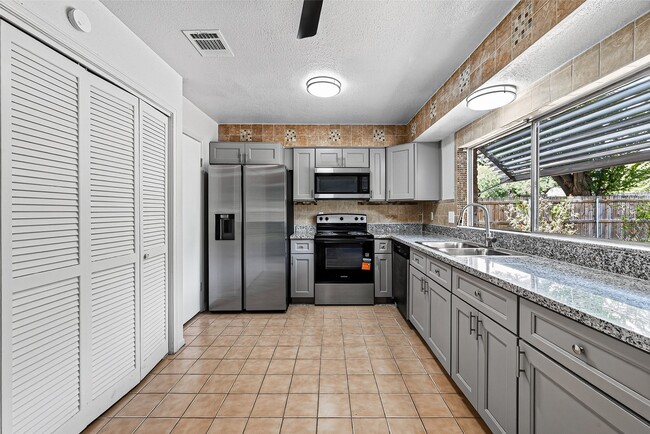 Building Photo - 1119 Pinecroft Dr