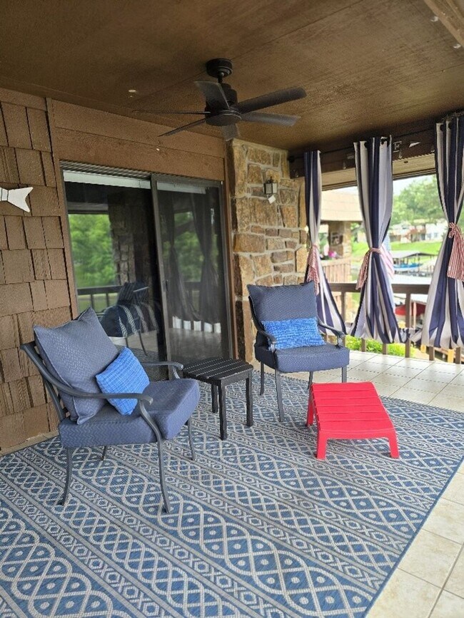 Building Photo - Lakeside Condo