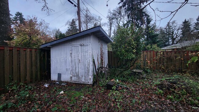 Building Photo - 3 bd 2ba Ranch Style Home with Fenced Yard, W/D in Unit, Fireplaces & 2 Car Garage!