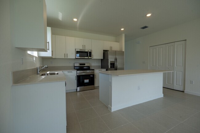 Building Photo - 2485 SE 29th Dr