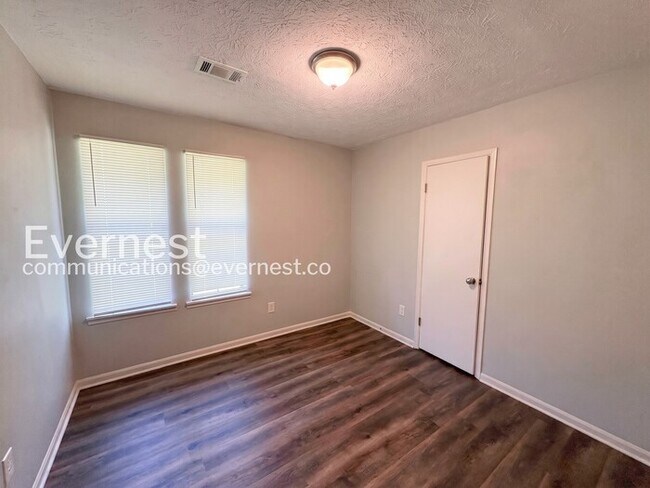 Building Photo - 7800 Park Ln