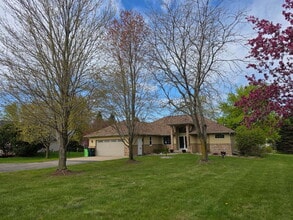 Building Photo - Multi generational Home New London