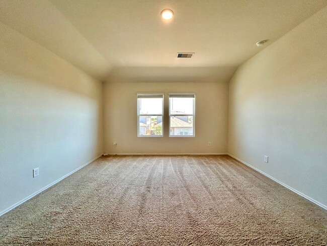 Building Photo - 221 Granary Dr