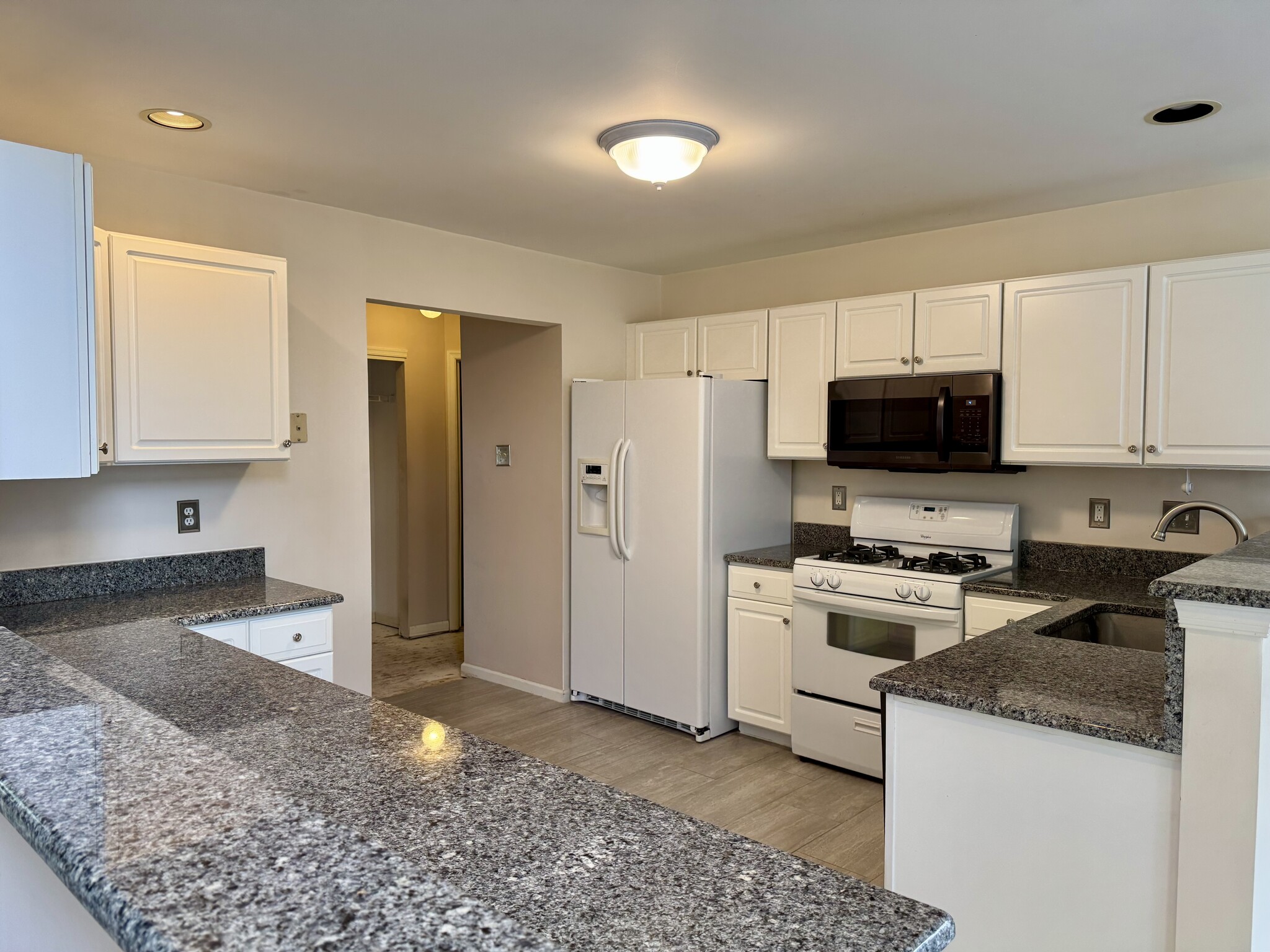 Kitchen - 201 Riverwoods Dr