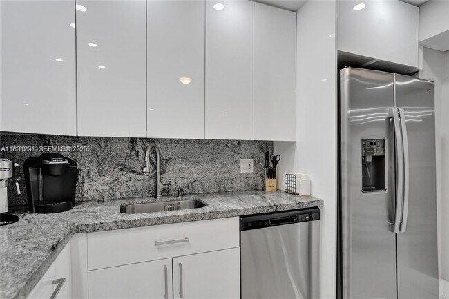 Building Photo - 2301 S Ocean Dr