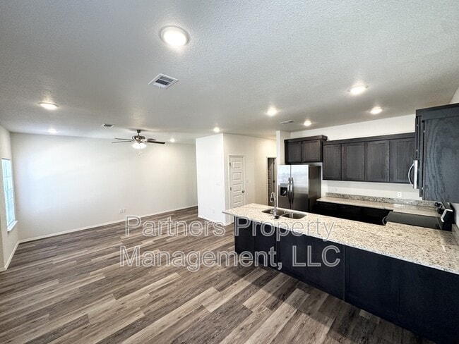 Building Photo - 928 S Amarillo Ave