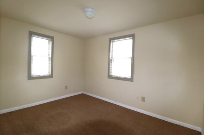 Building Photo - Large 2-Bed Upper Duplex