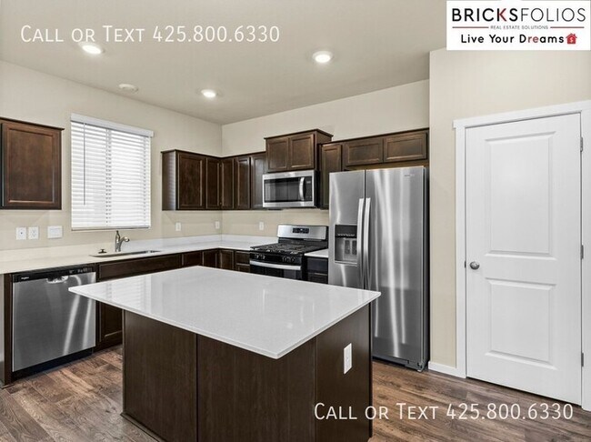 Building Photo - Inviting Home in Port Orchard with a Perfe...