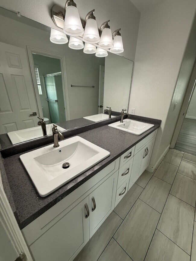 Building Photo - New Gas Range & Refrigerator.  Spacious rooms, private yard and RV parking.  Must see - Won't las...