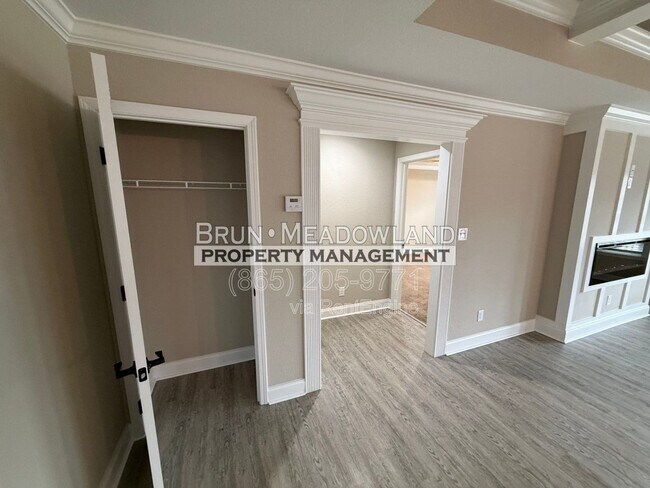 Building Photo - 3869 Doral Dr