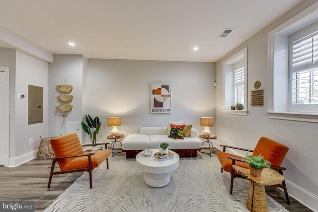 Building Photo - 819 D St NE