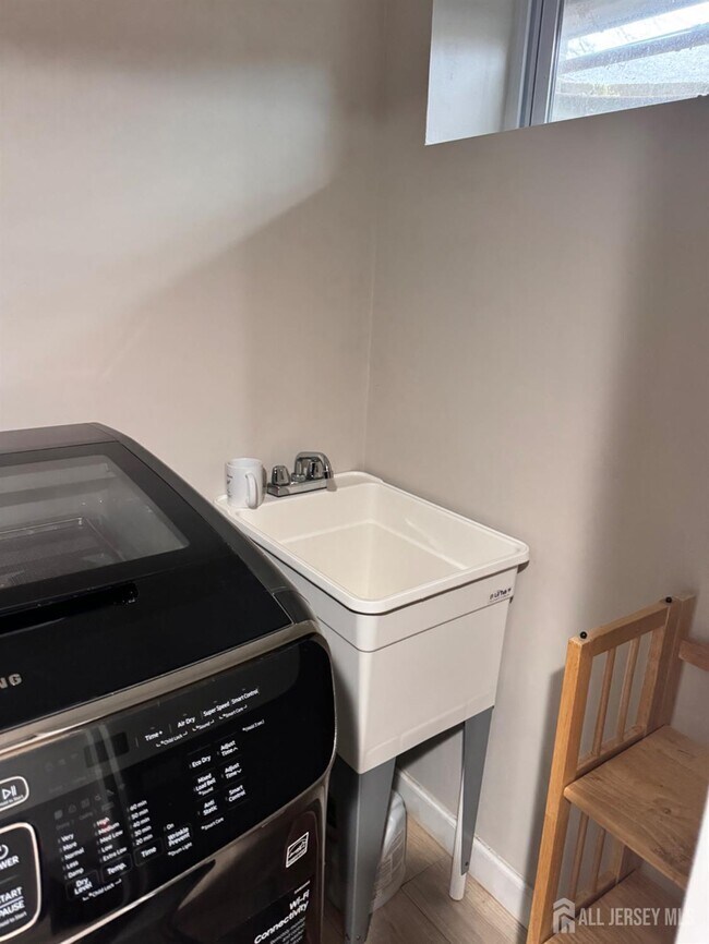 Building Photo - 489 Madison Dr