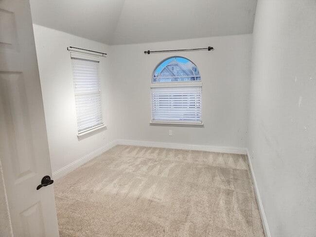 Building Photo - 5325 Center Hill Dr