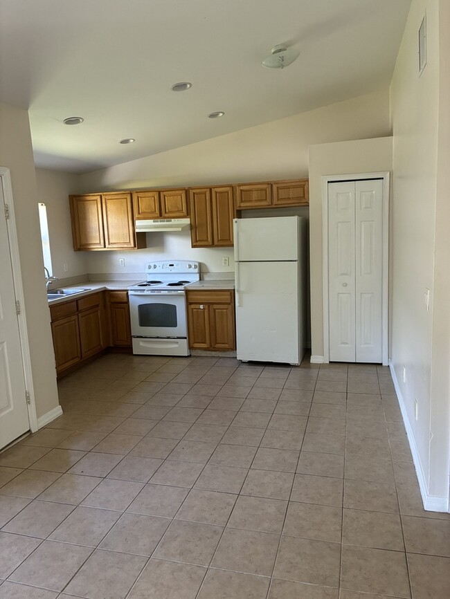 Building Photo - Beautiful 3/2 duplex