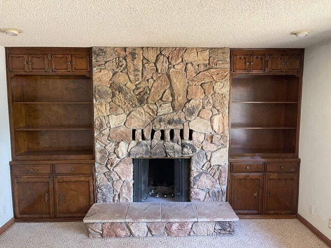 Building Photo - Paradise Oasis-3 bed 2 bath home, Back yard, covered deck, garage, no cats