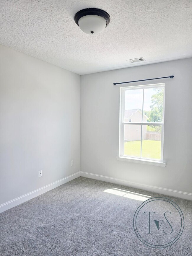 Building Photo - FALL MOVE-IN SPECIAL: $1000 OFF 1st MONTH'S RENT!**