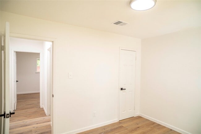 Building Photo - 9214 Woodland Oaks Dr