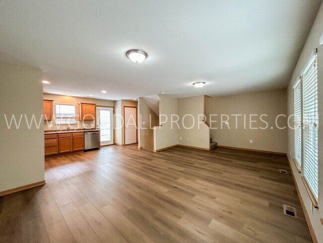 Building Photo - 2 Bedroom, 2.5 Bath Townhome in Urbandale