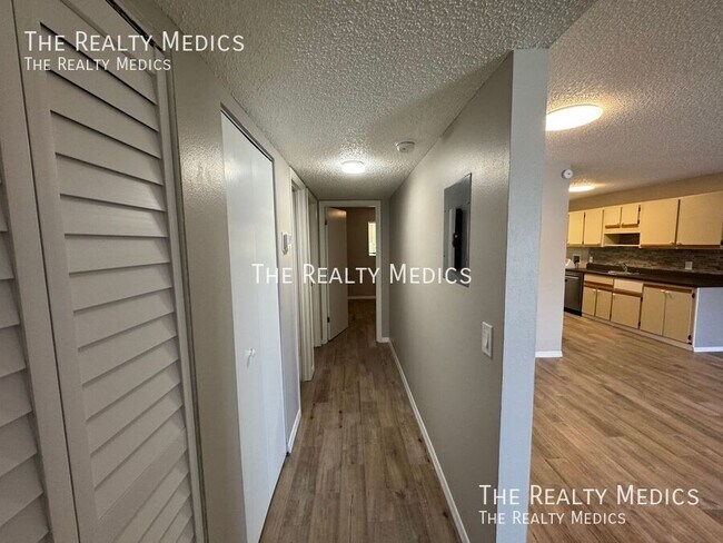 Building Photo - 836 W Rosewood Ln