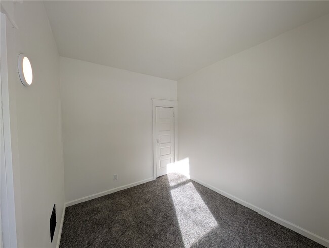 Building Photo - 502 E 2nd St