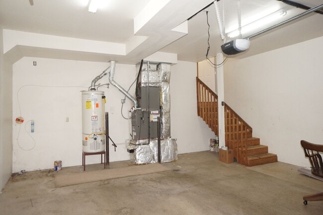 Building Photo - SE Jewel! Spacious living!