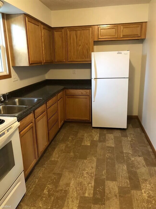 Building Photo - Lower 2 Bedroom Apartment