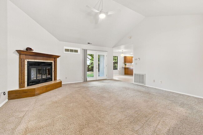 Building Photo - Spacious 3 Bed, 2 Bath Home with Fenced Backyard on Fayetteville's East Side