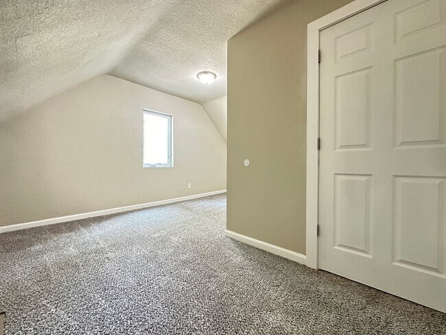Building Photo - 4 Bedroom Remodeled Home in Chariton