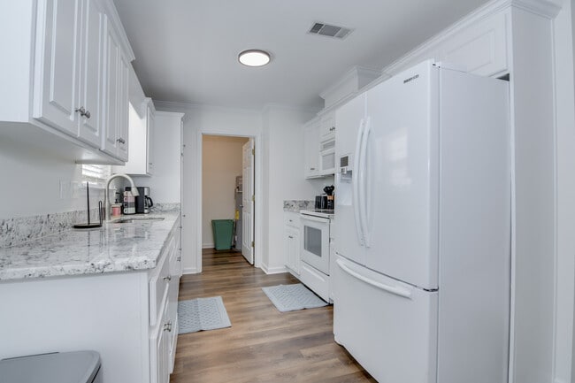 Building Photo - 2044 Lillian Dr