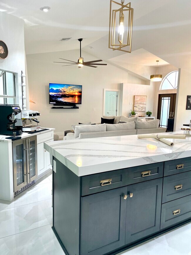 Building Photo - 8139 Las Palmas Way