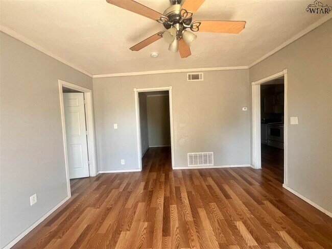 Building Photo - 2006 Bell St