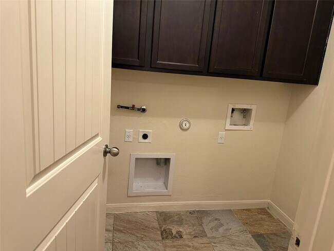Building Photo - 201 N Hunting Lodge Ln