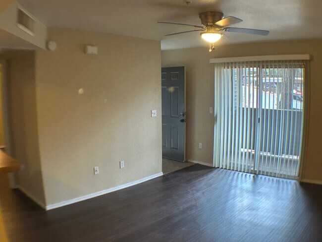 Building Photo - Beautiful 2 bedroom 2 bathroom condo (Avai...