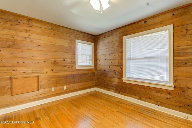Building Photo - Charming & Unique 4 Bedroom